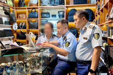 Hàng giả 'núp bóng' trung tâm thương mại, cần mạnh tay xử lý 