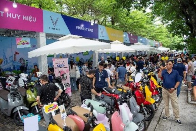 Người Hà Nội đổ xô đổi xe máy xăng cũ, lên đời xe máy điện mới