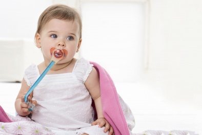 Tiêu chuẩn EN 12586:2025 về dây giữ núm vú giả giúp kiểm soát độc hại, bảo vệ trẻ em