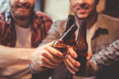 Đồ uống trong chai thủy tinh chứa nhiều vi nhựa hơn chai nhựa