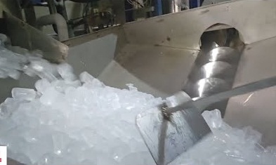 Cận cảnh quy trình làm nước đá '3 không' mất vệ sinh