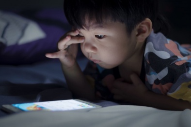 Lạm dụng thiết bị điện tử đang khiến tình trạng mắt lác gia tăng, đặc biệt ở trẻ nhỏ