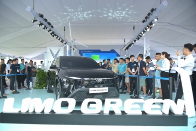 VinFast Limo Green khiến khách Việt mê mẩn tại sự kiện ‘Thu xăng - Đổi điện’