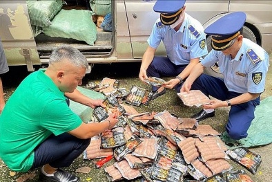 Lạng Sơn thu giữ gần 7 tấn xúc xích và chân gà không rõ nguồn gốc, xuất xứ