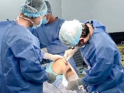 Vinmec Cần Thơ phẫu thuật thành công chấn thương khớp gối do đá bóng, thực hiện bởi giáo sư từng điều trị cầu thủ chuyên nghiệp