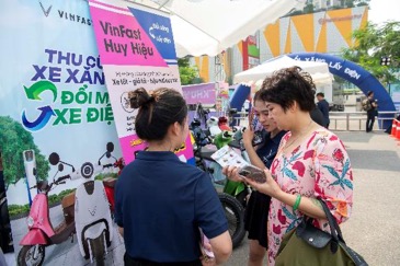 Người dân Hà Nội, TP.HCM, Hưng Yên nô nức đổi xe máy xăng lấy xe máy điện