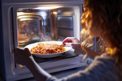 Lò vi sóng: Tiện lợi hay hiểm họa từ bếp?