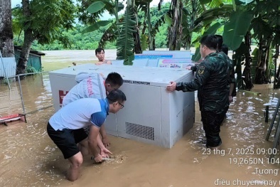 Viettel cộng tài khoản cho người dân Nghệ An bị cô lập do lũ lụt 