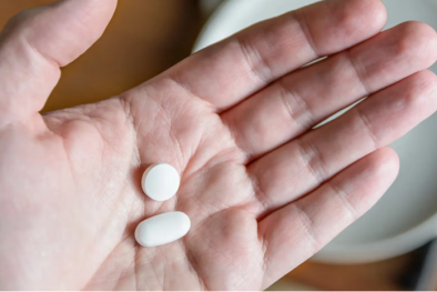 Tác hại nghiêm trọng từ thuốc giảm đau gắn mác 'thảo dược' không rõ nguồn gốc