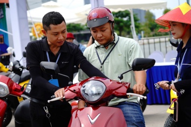 Người dân TP.HCM chen chân 'đổi xe xăng lấy xe điện' tại VinFast Xanh Fest Icon