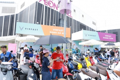 Sự kiện ‘Đổi xăng lấy điện’ ngày càng nóng: Người dân Thủ đô nườm nượp xếp hàng thử xe và ‘xuống tiền’