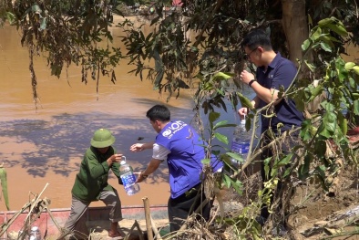 Hỗ trợ khẩn cấp hơn 3.600 thùng nước uống cho người dân vùng lũ Nghệ An