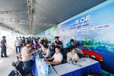 Tài xế TP.HCM đổ về ‘Ngày hội xanh’, cọc xe điện VinFast liên tục ‘nổ’