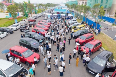 VinFast bàn giao lô xe Limo Green đầu tiên cho khách hàng