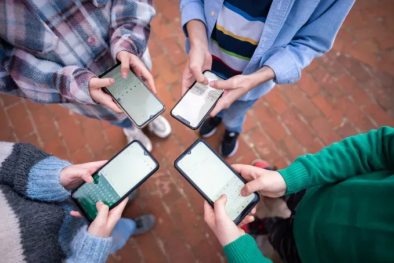 Trẻ sử dụng điện thoại, tivi quá lâu nguy cơ mắc bệnh tim và rối loạn chuyển hóa