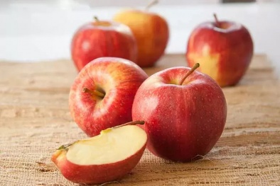 Táo tươi vỏ, thâm ruột: Lỗi bảo quản, không phải hóa chất