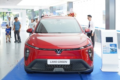 Cận cảnh xe 7 chỗ VinFast Green Limo tại đại lý