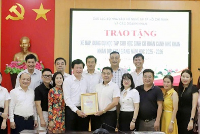 CLB Nhà báo Xứ Nghệ trao hàng trăm phần quà tiếp sức học sinh Nghệ An trước thềm năm học mới