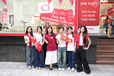 Giới trẻ Hà thành check-in Photobooth miễn phí tại cửa hàng Viettel