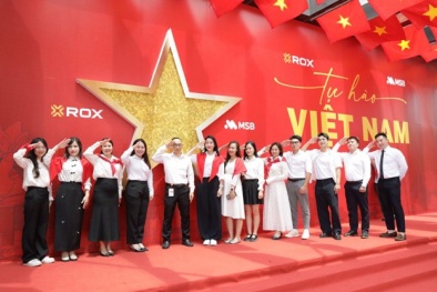 Dân văn phòng rủ nhau check-in ở 'bức tường yêu nước' trên đường Nguyễn Chí Thanh