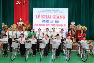 LPBank trao 300 xe đạp cho học sinh nghèo tỉnh Phú Thọ nhân dịp khai giảng