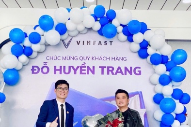 Khách hàng Cà Mau mua VinFast VF 3, bất ngờ trúng thêm xe máy điện Theon S