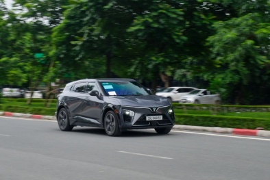 Lên đời VinFast VF 7, khách Việt khẳng định: 'Không còn lý do để quay lại xe xăng'