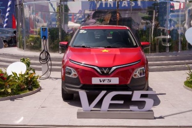 Nhiều khách VinFast bất ngờ ‘mua một được hai’, rinh về từ xe đạp, xe máy đến ô tô điện