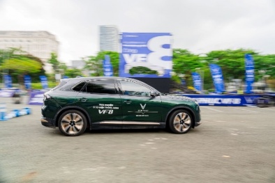 VinFast VF 8 thành cầu nối của cặp vợ chồng khắc khẩu