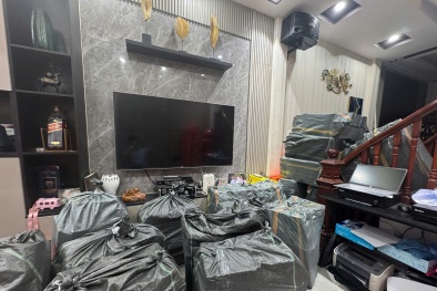 Thu giữ hơn 5.700 sản phẩm giày dép nghi giả mạo nhãn hiệu tại 2 cơ sở ở phố Chùa Bộc