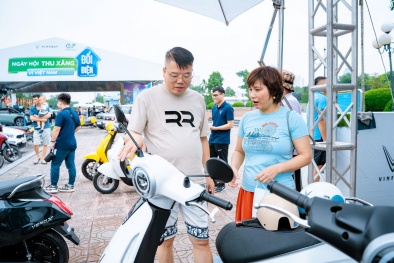 'Ngày hội Thu xăng đổi điện': Nhiều khách hàng đến xem thử nhưng lái xe thật về nhà