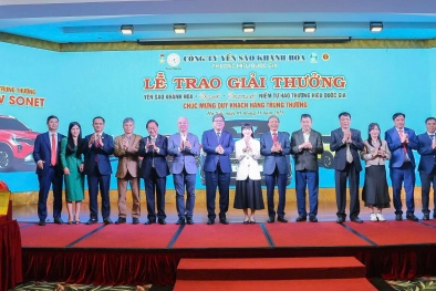 2 khách hàng miền Bắc trúng giải xe ô tô Kia New Sonet của Yến sào Khánh Hòa 