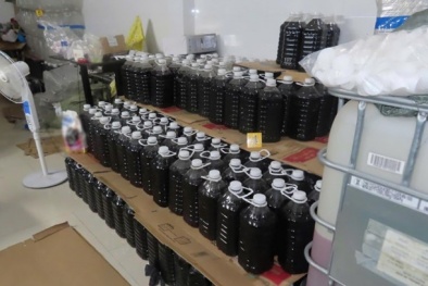 Nước chấm, nước xả giả đóng trong chai phế liệu – mối hiểm họa len lỏi từng gia đình