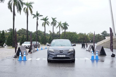 Khách hàng trải nghiệm thực tế VinFast VF 8: 'Nội thất đẹp, trải nghiệm lái thú vị, nhiều điều chẳng bao giờ có ở xe xăng'