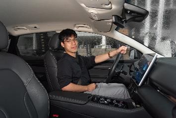 Người trẻ hào hứng sau tay lái VinFast VF 7 và VF 8: ‘Trải nghiệm thú vị, mang lại sự an tâm’