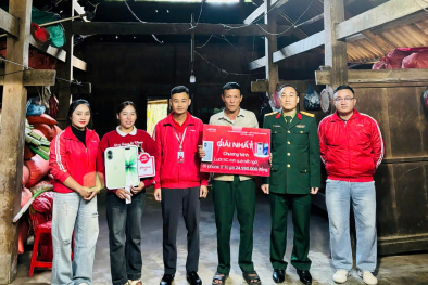 Trao thưởng iPhone 17 cho người đàn ông báo công an vì sợ bị lừa