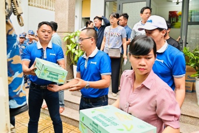 48 tấn sữa và nước uống của Vinamilk đến rốn lũ miền Trung và Tây Nguyên