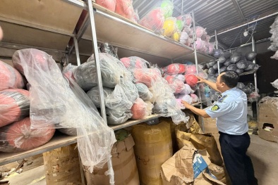 TP.HCM: Phát hiện kho chứa số lượng lớn mũ bảo hiểm '3 không'