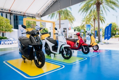 Chủ xe máy điện VinFast: ‘Sạc xe tiện như sạc điện thoại, tiết kiệm vô đối’