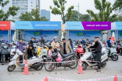 Người Hà Nội nô nức chọn xe điện VinFast tại 'Ngày hội Thu xăng đổi điện'
