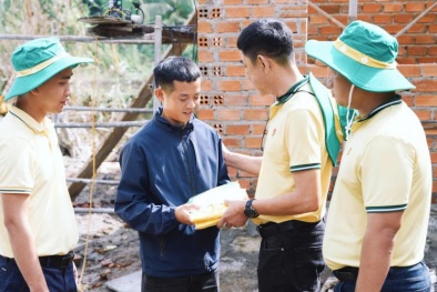 “Phân Bón Cà Mau - Cùng nhau san sẻ”: Dựng lại mái ấm sau mưa lũ