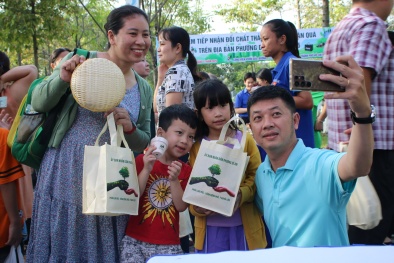 Lan tỏa lối sống xanh từ chương trình đổi chất thải nguy hại lấy quà tại phường Dĩ An