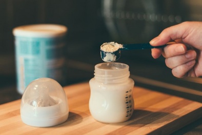 Hãng sữa lớn Lactalis của Pháp thu hồi sữa công thức cho trẻ em do phát hiện độc tố