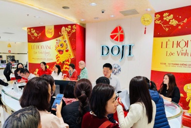 Ngày vía Thần Tài 2026: Người mua xếp hàng dài, doanh nghiệp tung 'hàng độc' hút khách