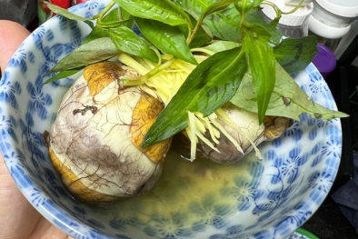 Chuyên gia cảnh báo ăn trứng vịt lộn sai cách có thể gây hại tim mạch, tăng gánh nặng cho thận