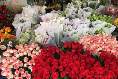 Rác thải nhựa từ sản xuất và buôn bán hoa tươi đem lại tác hại kép