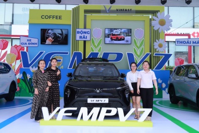 Khách hàng Thanh Hóa bất ngờ với VinFast VF MPV 7: 'Hơn cả mong đợi, đúng chất xe gia đình'