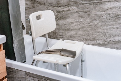 ASTM phát triển tiêu chuẩn an toàn cho ghế và đôn tắm người lớn