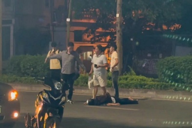 Trung tá ngành y kịp thời sơ cứu nam thanh niên gặp nạn giữa đường Trung Kính