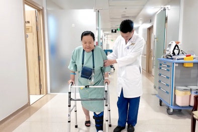 Gần như mất khả năng vận động, bệnh nhân được ‘hồi sinh’ đôi chân nhờ phẫu thuật bằng robot AI tại Vinmec Nha Trang